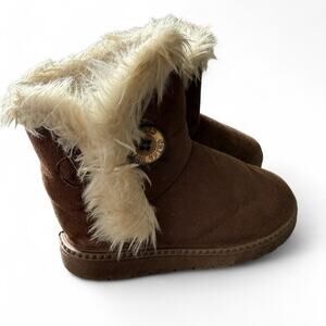 Brown ankle boots with fur